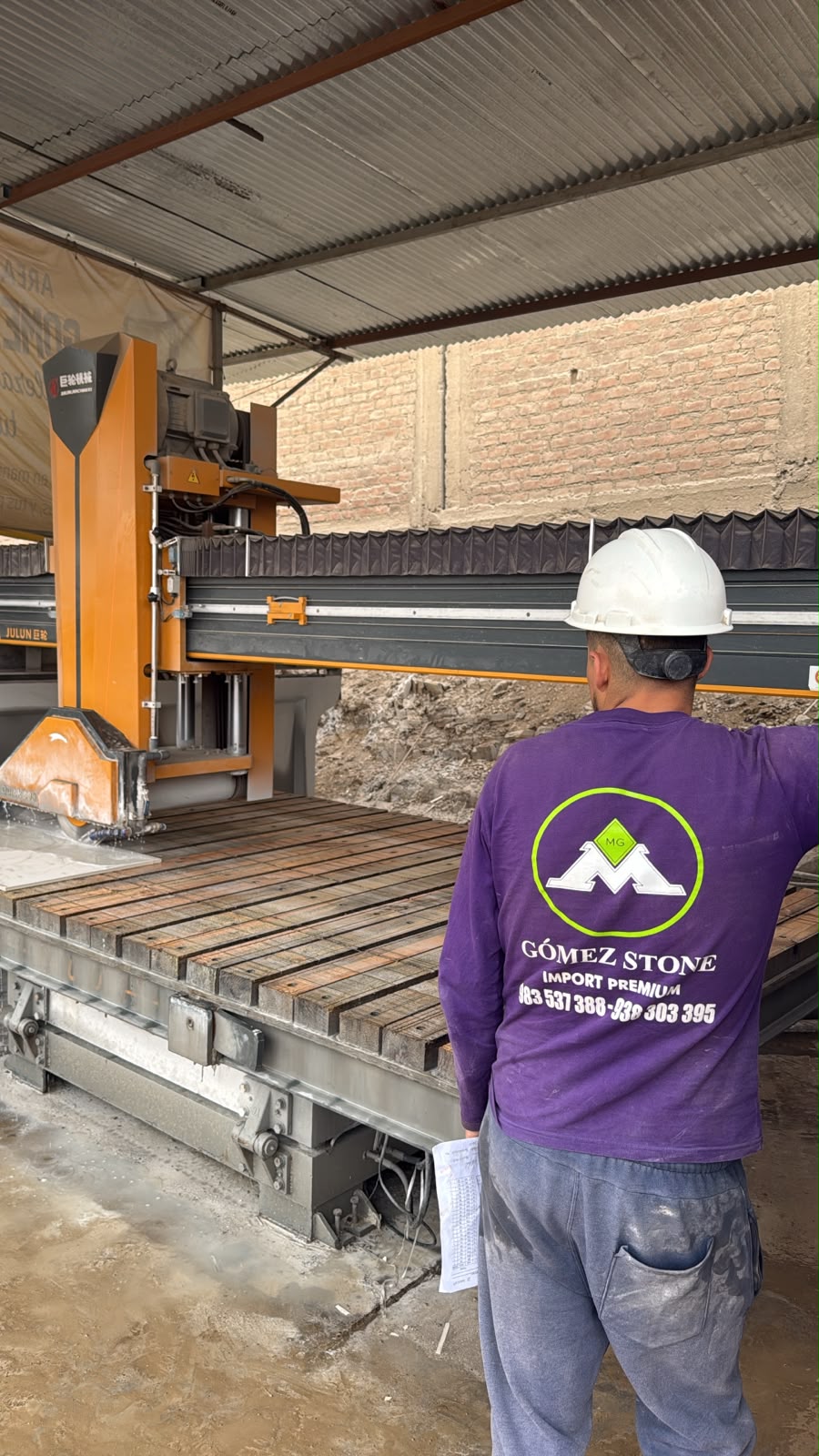 Especialista de Gomez Stone operando la máquina de corte