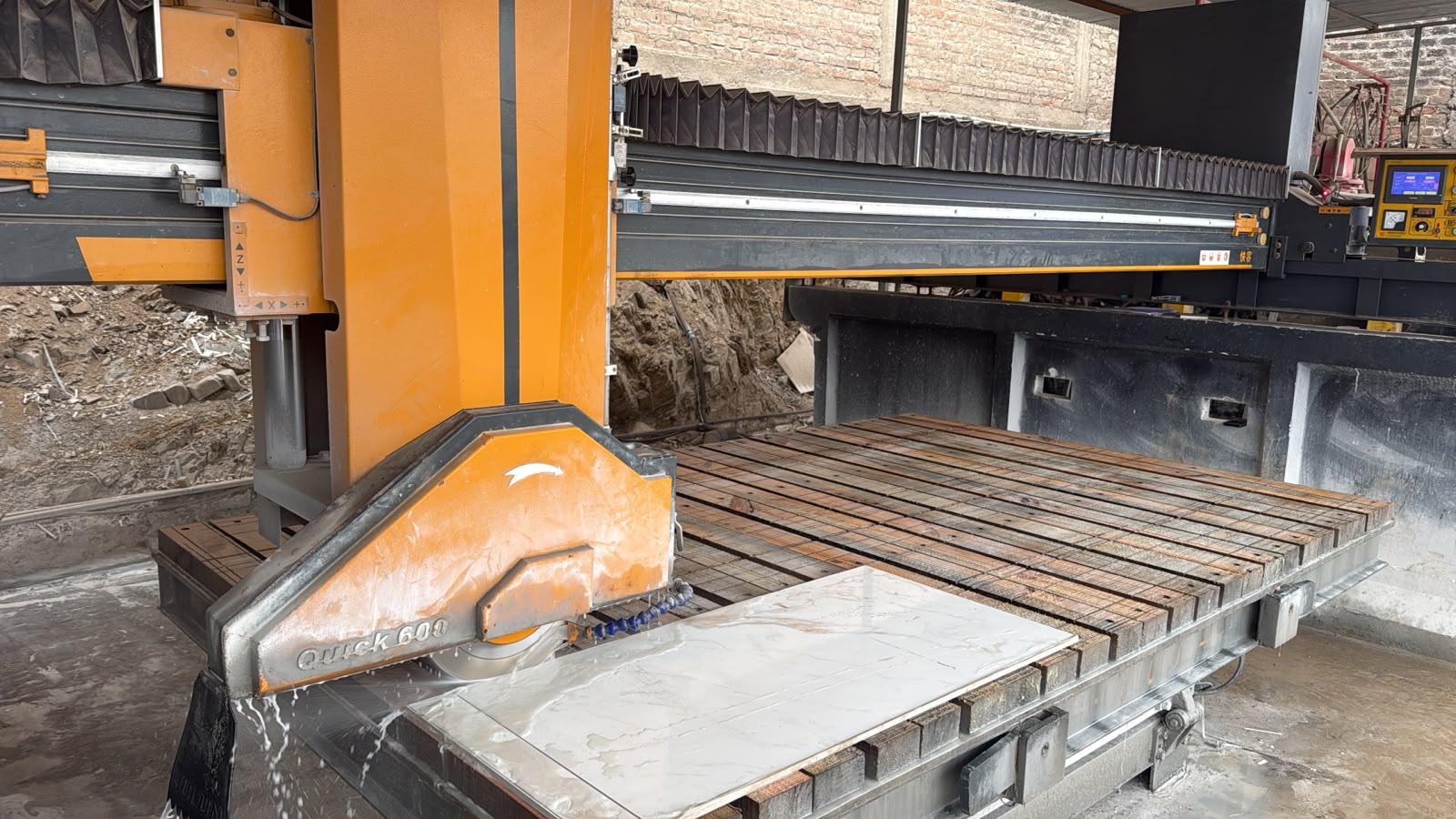 Máquina de corte de Gomez Stone trabajando una plancha