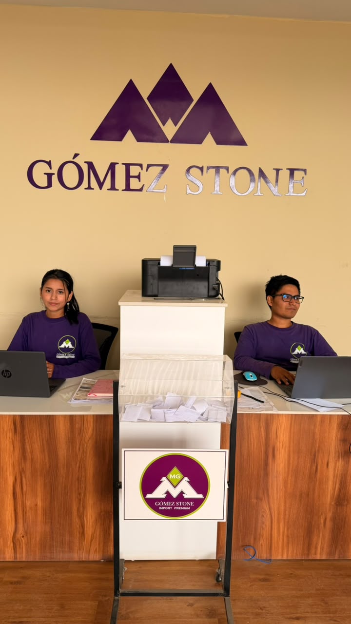 Equipo de atención de Gomez Stone en la oficina