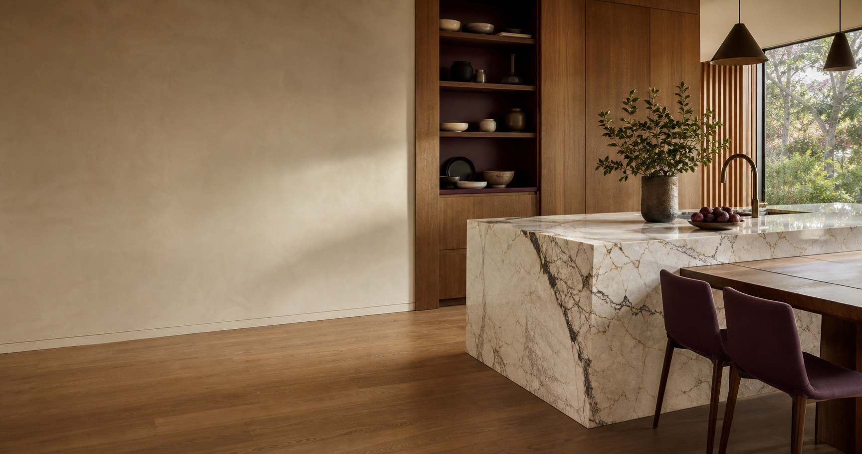 Cocina residencial con isla de piedra veteada